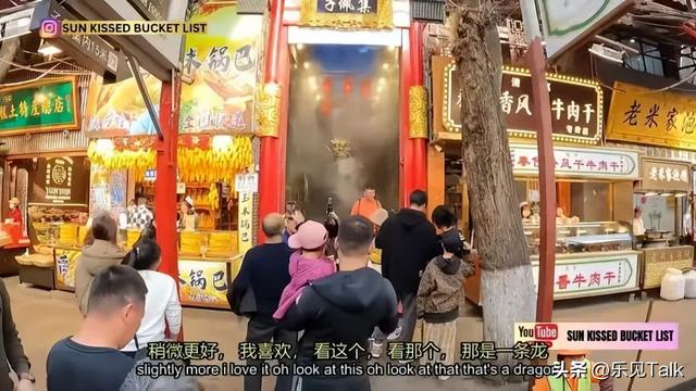 不愧是印度高种姓，太松弛，上海外滩席地而坐，笑晕在网友评论区
