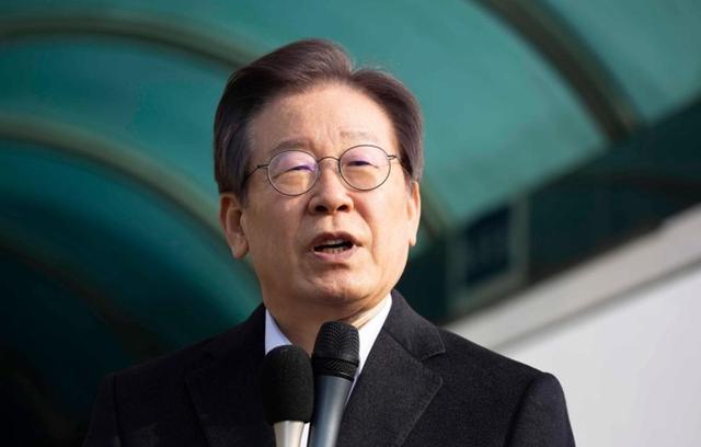 李在明终于回应了：登机访美前，下令韩国警方务必给中国一个说法