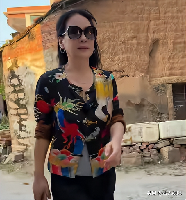 赖昌星妻子曾明娜现状，独居3000平老宅，做饭弄花草活成人生赢家