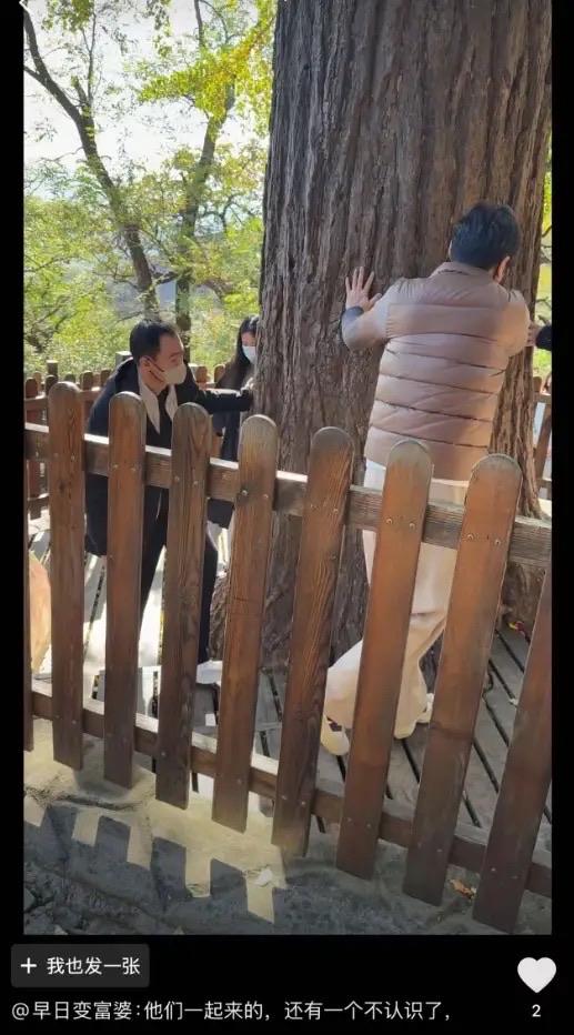 辛柏青现身大孤山为亡妻祈福，苍老消瘦被女儿搀着，李乃文也在