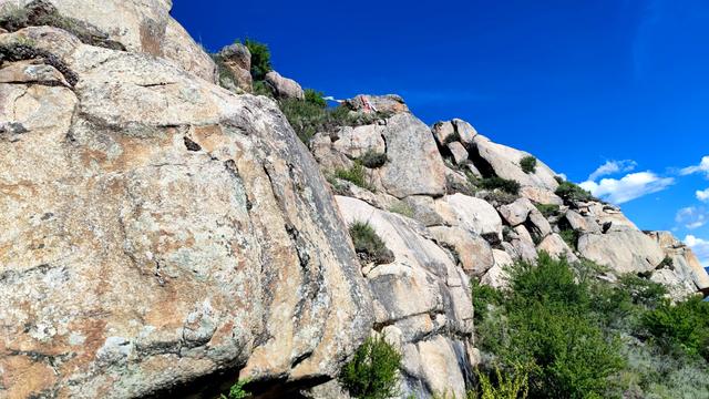 两登拉萨色拉寺后山，上升600米，山顶海拔4200米，经幡飘扬