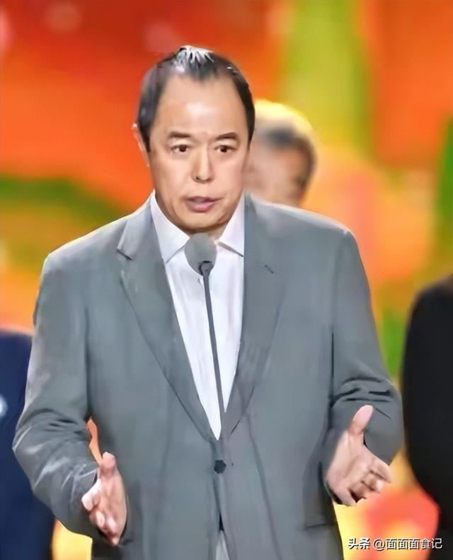 善恶终有报！68岁双腿包扎瘫在轮椅的张铁林，已然活成了“笑话”