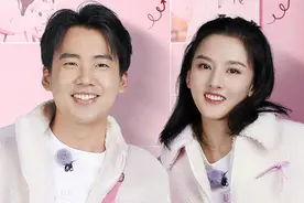 震惊！！！郭麒麟撞倒服务员后，下意识举动暴露真实人品。图片