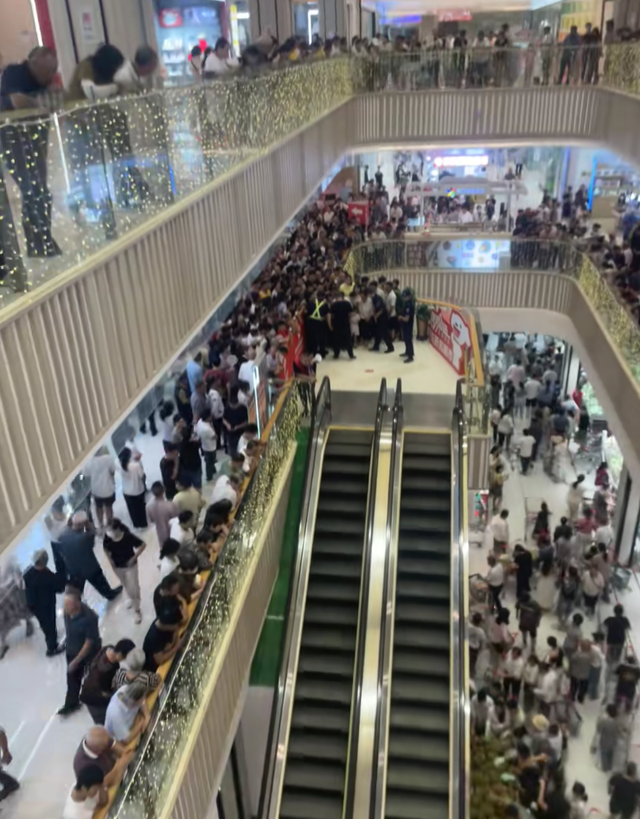 刘强东深夜吃大排档，用塑料大碗喝散装白酒，小摊当晚生意火爆