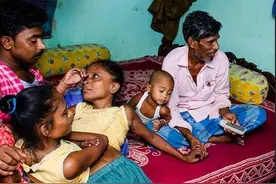 连体姐妹能生孩子吗？等待医学奇迹，夫妻三人如何生活？图片