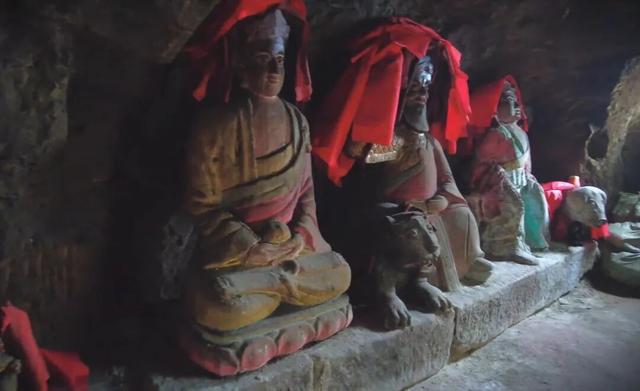 重庆大足深山有一神秘洞窟，洞口对联无人能懂，如同天书