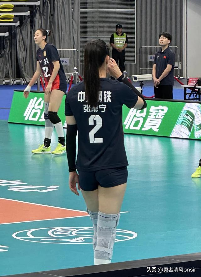 张常宁现身女排锦标赛, 耐心给粉丝签名人气超高, 脸又小又精致好美