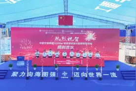 振华重工建造的两艘35000m³舱容等级超大型耙吸挖泥船顺利吉水图片