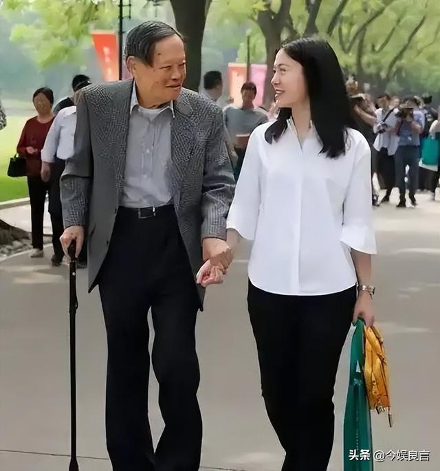演都不演了？杨振宁去世仅4天，恶心的事就发生了，还不止一件！