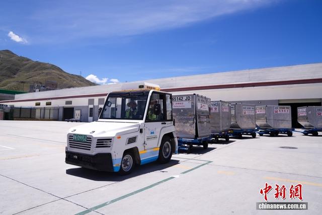 （辉煌60载 魅力新西藏）探访拉萨贡嘎国际机场：雪域天路通四方