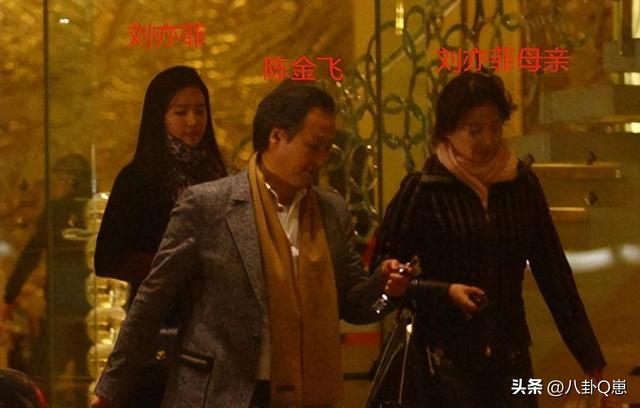 陪玩陪睡根本不够！认干爹、舔手指	，背地里的阴暗让人想象不到