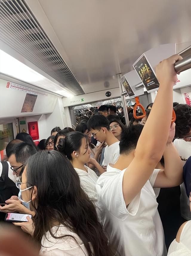 大妈要求让座被拒，出手打伤女乘客，当事人发声，家属拒不道歉