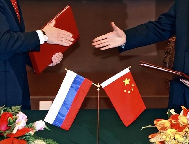 仗打了1000多天，美国终于发现不对劲：原来中国三年前就选对了！
