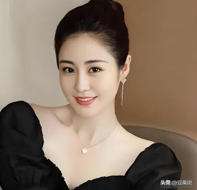 被赵本山养了11年，走红后嫁富豪却惨遭背叛，如今境遇令人意外