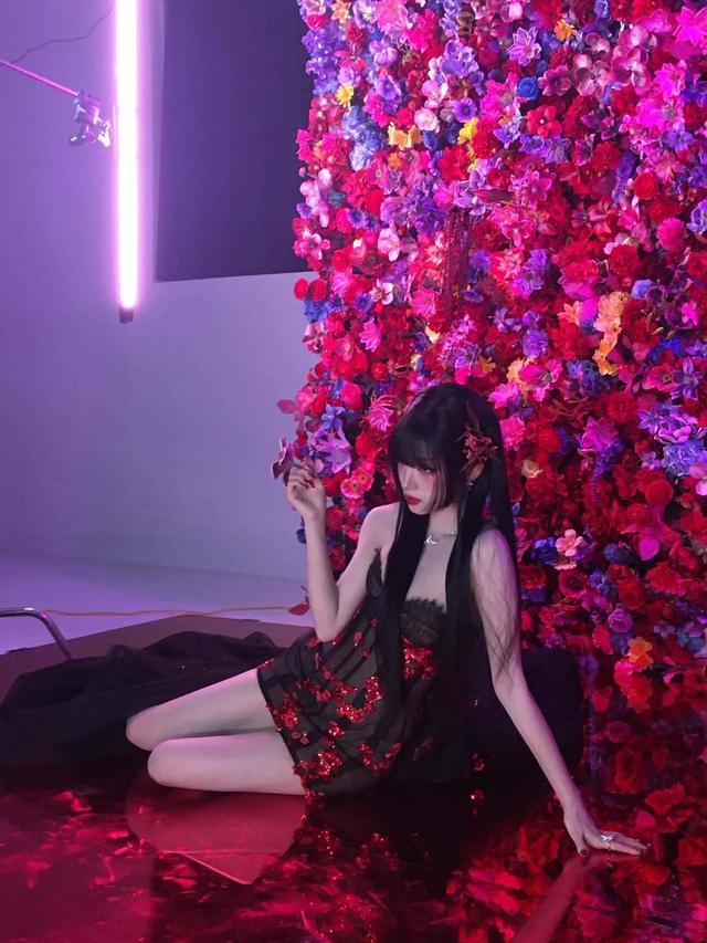 宋雨琦 内娱顶级身材，胸腰比太逆天，抹胸造型性感妖娆太火辣！