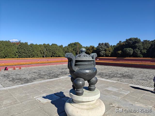 昔日皇家祭坛，今日大众踏秋——地坛秋日赏银杏