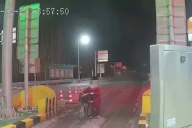 自行车擅入高速公路酿悲剧！图片
