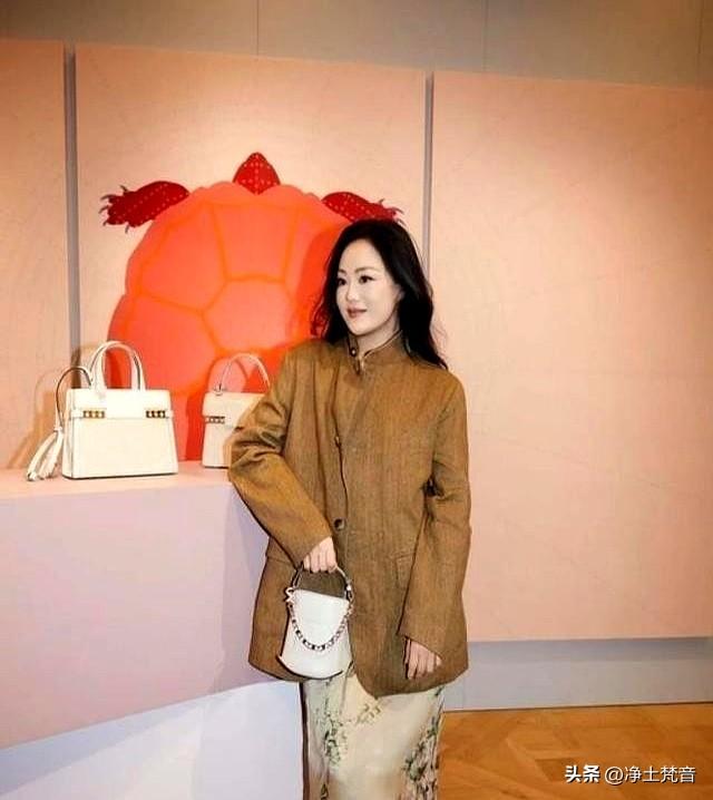 45岁仍拍三级片追求刺激？从亿万富豪再到烂片女王	，她在追求什么