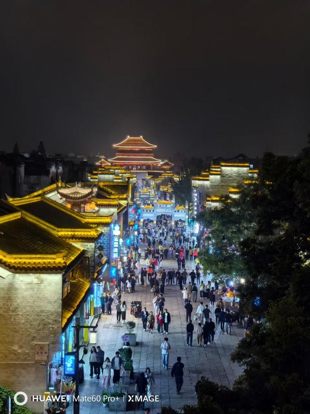 腾龙阁望汉江浩渺苍茫，古城头看襄阳心越千年。