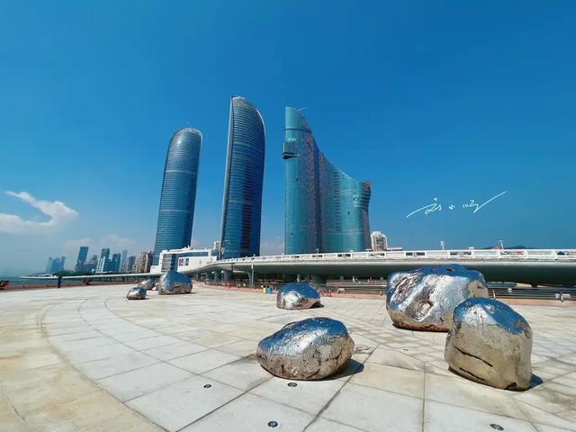 厦门双子塔旁的“新地标”引争议：有人夸好看，也有人说好丑？