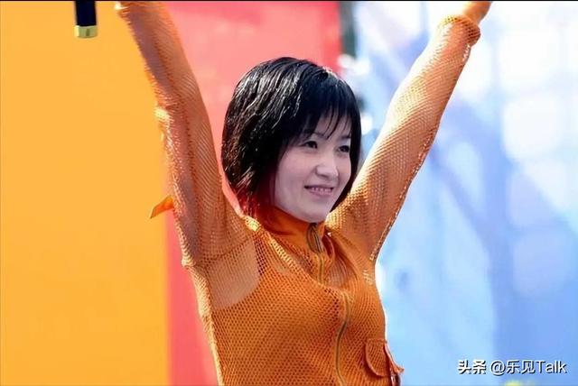 连上5次央视春晚，私下和恩师同居，却被骗流产，如今57岁仍单身