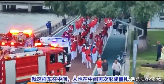 辽宁暴走团阻碍3辆救援车通行，警方回应，央媒：这不是素质问题