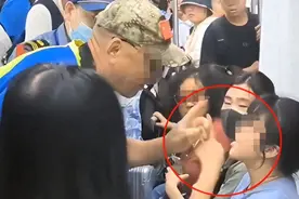 真解气！老人强迫女孩让座后续来了！警方介入：65岁老人被拘留！图片