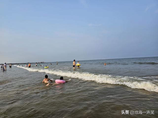 海边的快乐，喧嚣声与海浪声的交织，欢乐声与浪涛声的交融……