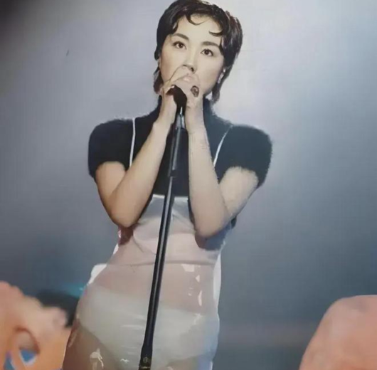 看到莫文蔚演唱会“衣不蔽体”后，才知道，郭德纲为何要说那句话