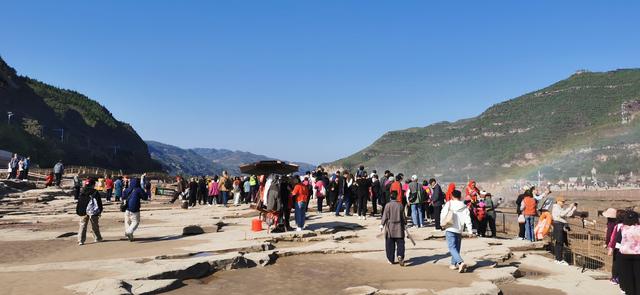 壶口瀑布，惊涛拍岸、奔腾不息的壮丽画卷