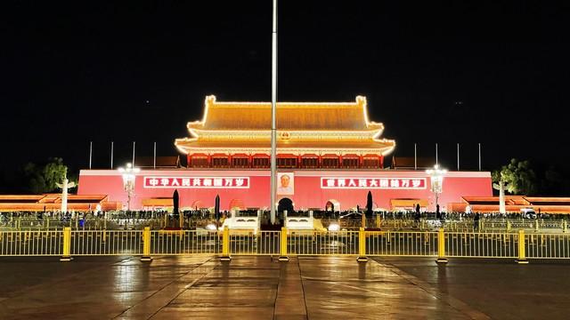标题八零后父亲带三孩子天安门广场练习武术