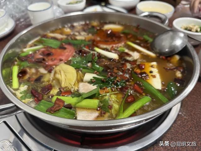 一半鸥气，一半锅气！立冬赴昆暗号：追完红嘴鸥就来顿火锅！下班就去~