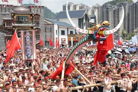 世界最长木龙舟入水破浪 施秉独木龙舟节开启“水上狂欢”图片