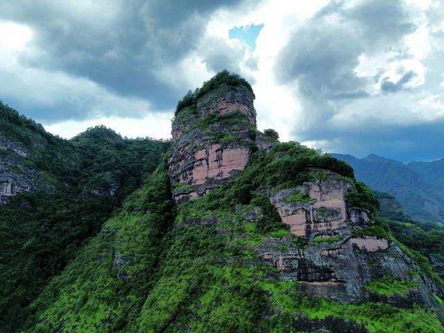 探秘三岩寺红军洞