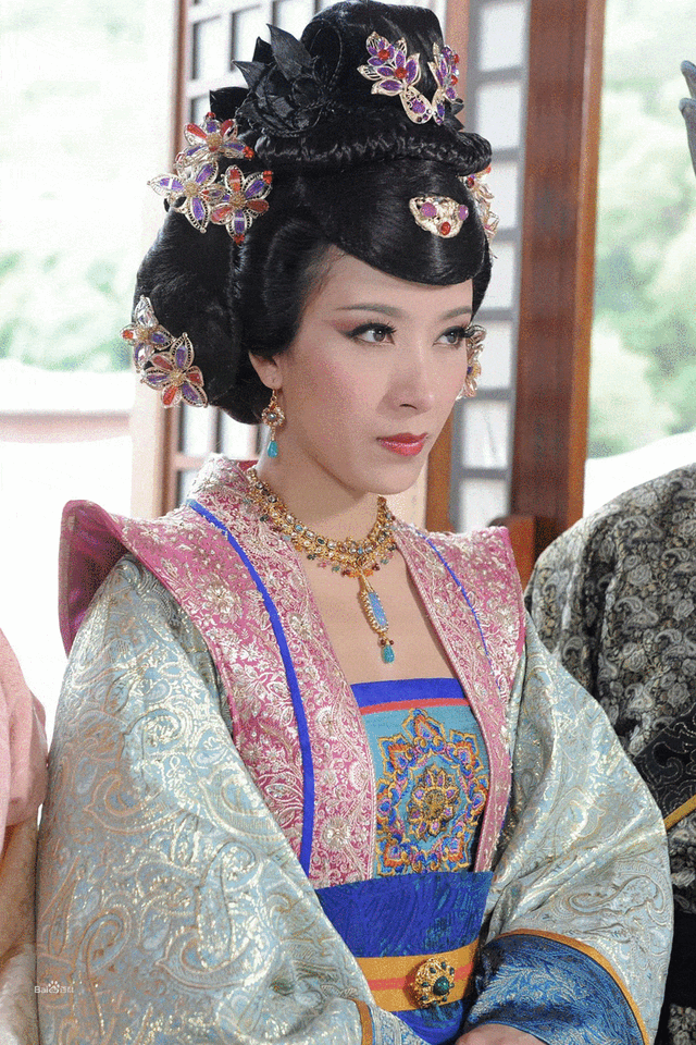 太子朱见深在洗澡，乳娘进来加水，他邀请共浴，乳娘竟同意了！