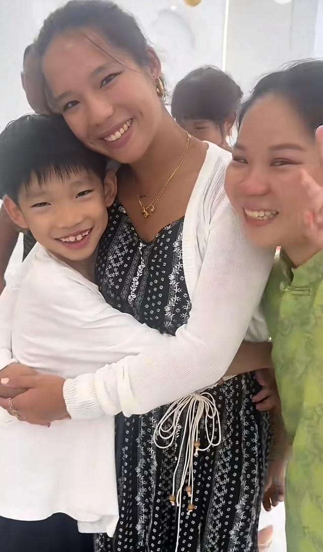 比利时女孩黄楼认亲结束，和养父母去北京旅游，离别前生母后悔了