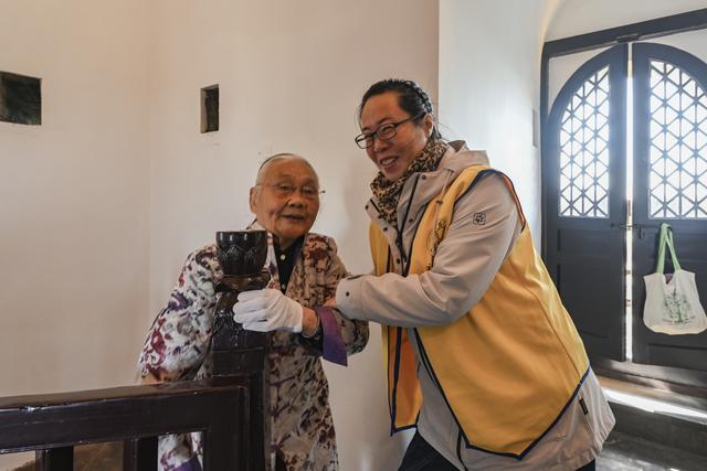 秋爽登文峰 塔下聚宾朋