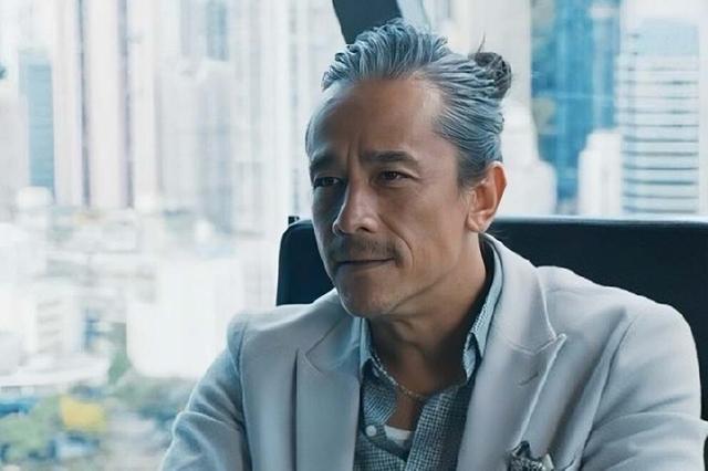 香港知名男星满头白发，遭前女友嫌弃没车没房，未结成婚至今单身