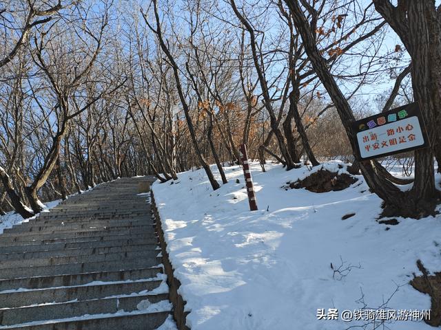 春节快到了，本溪动植物园开始在大门口塑冰雕了