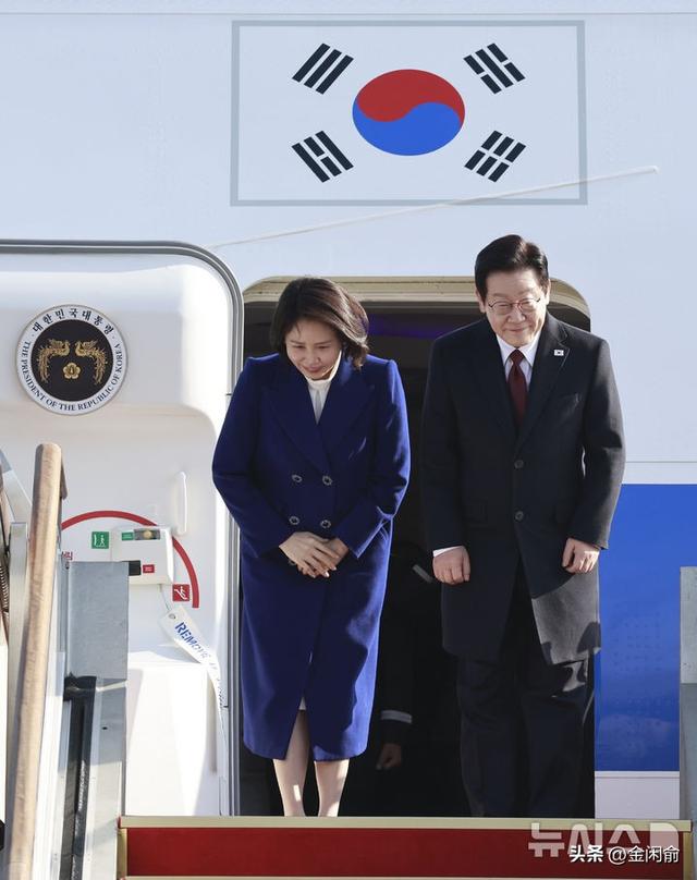 被59岁韩国第一夫人惊艳到！穿蓝大衣访问北京	，皮肤白皙越活越美