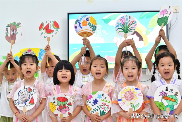 公办幼儿园突然免学费！民办园老板连夜算账，家长却愁得睡不着：转园还是硬扛？
