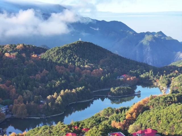 云瀑倾泻梧叶黄：庐山秋景缤纷奇