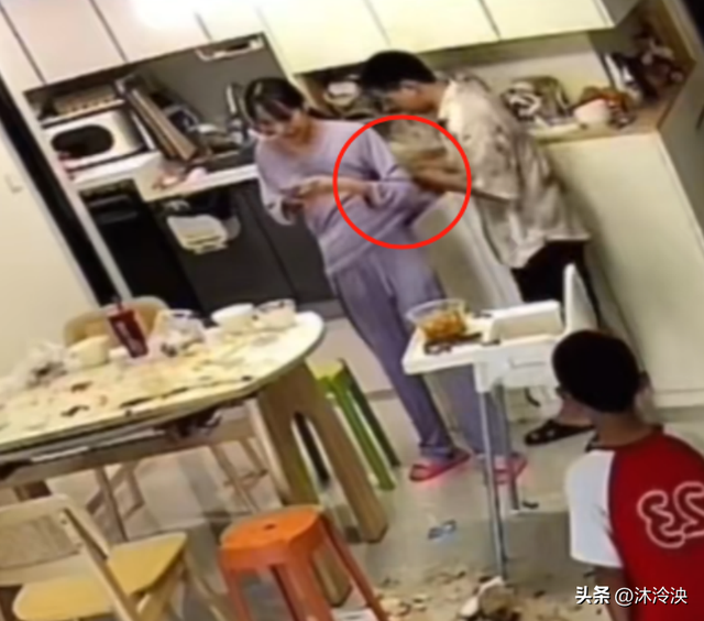 鸡蛋男吵架掀桌不到7天，恶心一幕还是上演了，妻子被指卖惨起号