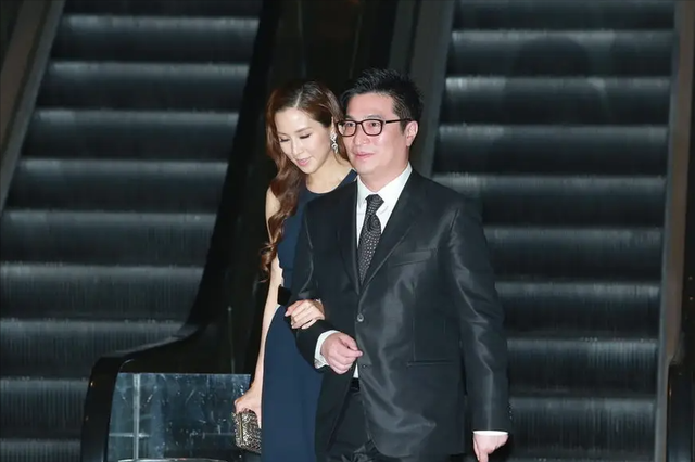 “千亿儿媳”彻底成笑话！43年来任人摆弄，连吃馄饨的自由都没有