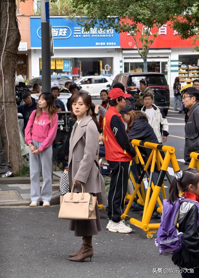 孙俪无锡拍戏被偶遇，身穿毛呢大衣新发型好洋气，本人又瘦又美！