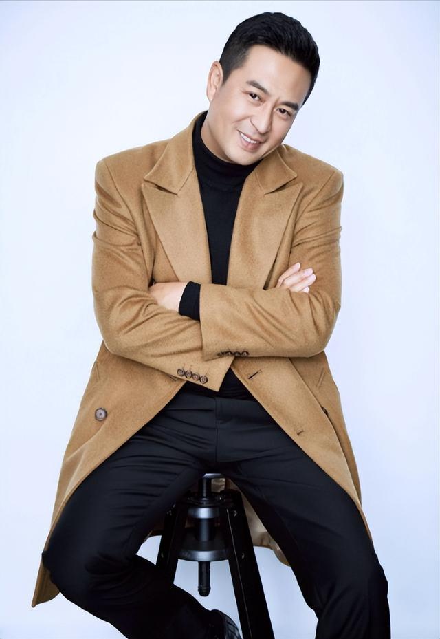 与王海燕离婚传闻真相大白1年	，55岁张嘉益近况曝出，一点不意外