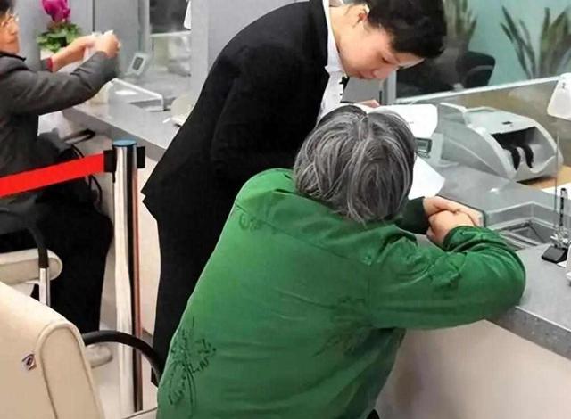 银行内部人员提醒：60岁以上的老人	，存款时一定要牢记“5件	”事