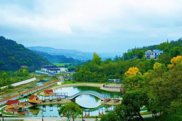 秦人故里，一湖秋色。