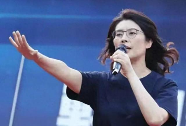 台当局最害怕的事发生？福建舰正式入列，岛内风向变了，郑丽文作出一个事关两岸重要承诺