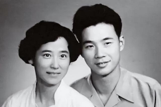 1993年，李鹏总理和夫人朱琳，在北京家中唱卡拉OK，一张珍贵留影